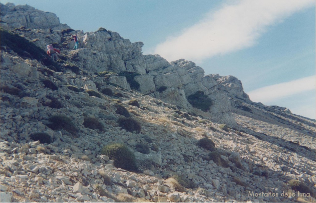 Manolet y El Rojo en la zona de rocas antes de llegar a la parte alta del Embudo, al otro lado